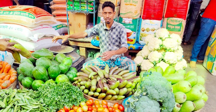 ময়মনসিংহে কমেছে সবজি-মুরগির দাম