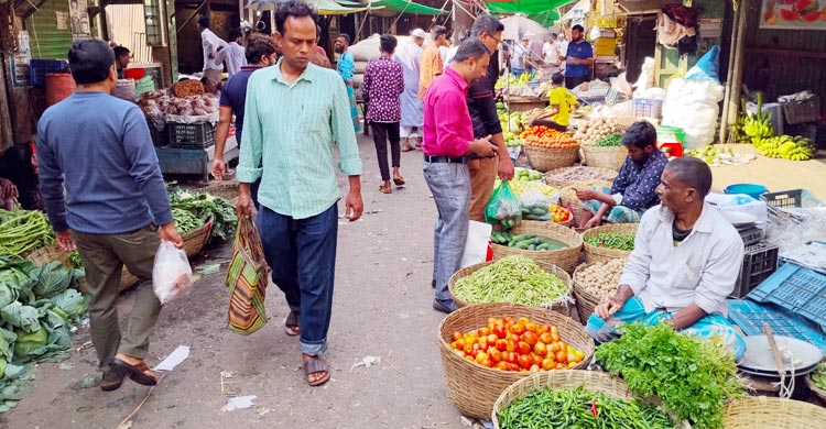 ময়মনসিংহে কমেছে সবজি-মুরগির দাম