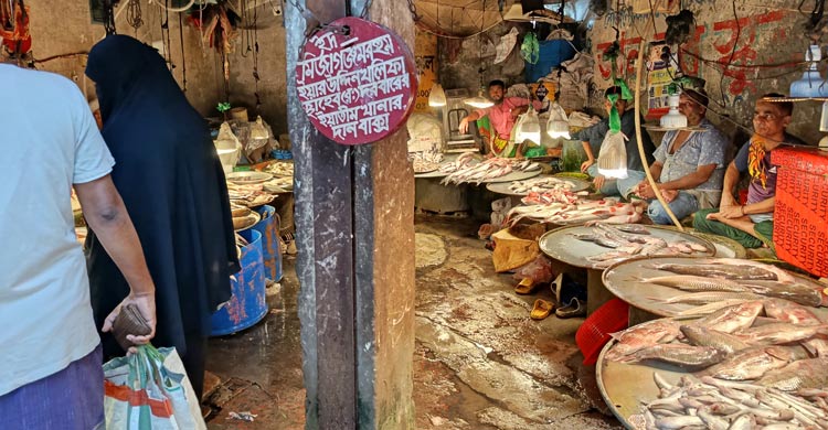 বৈরী আবহাওয়ায় বাজারে ক্রেতা কম, দাম স্থিতিশীল