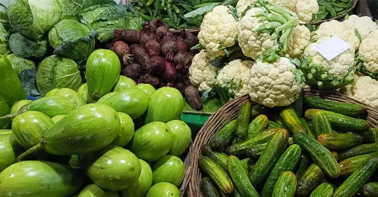 খুলনার বাজারে সবজিতে স্বস্তি, বেড়েছে মুরগির দাম