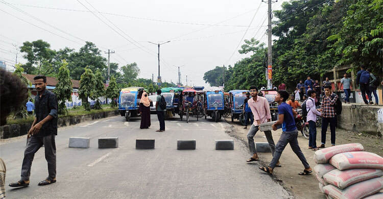 ট্রাকের ধাক্কায় আহত বেরোবি শিক্ষার্থী, প্রতিবাদে সড়ক অবরোধ
