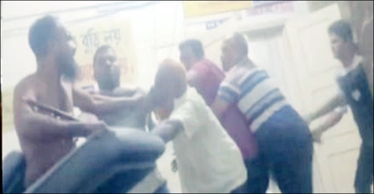 বরিশালে অ্যাম্বুলেন্স চালকদের দ্বন্দ্বে সংঘর্ষ, আহত ৭