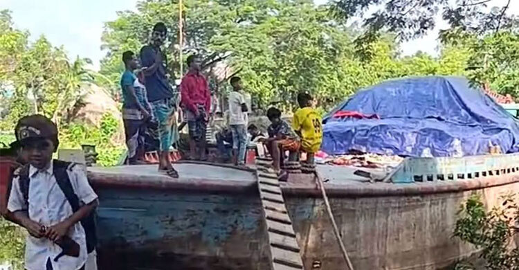 মেঘনায় ছিনতাই হওয়া সারবোঝাই বাল্কহেড জব্দ