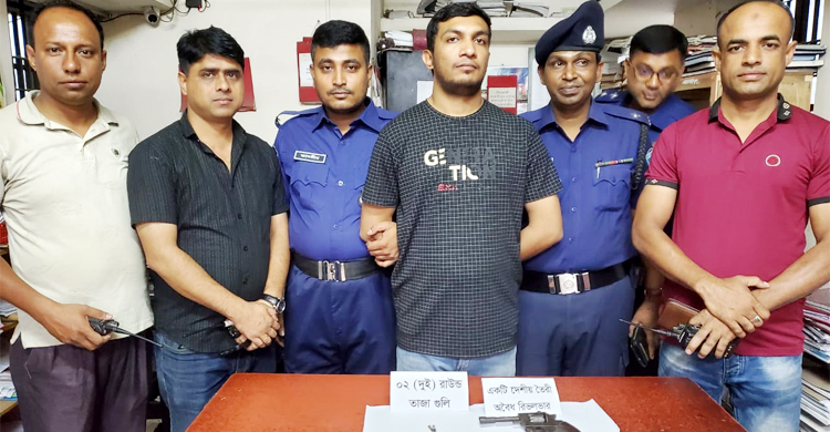 ফ্ল্যাটে মিললো রিভলবার-গুলি, যুবক আটক