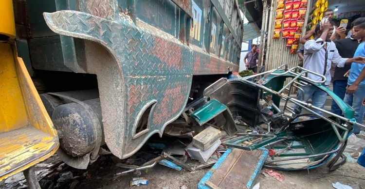 ট্রাকচাপায় পিষ্ট অটোরিকশা, দৌড়ে প্রাণে বাঁচলেন চালক
