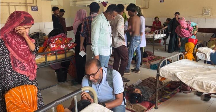 ট্রাক ওভারটেক করতে গিয়ে বাস খাদে, আহত ৩০ শ্রমিক