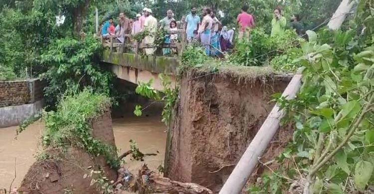 তীব্র স্রোতে ঝুঁকিতে সেতু, আখাউড়া-কসবা যোগাযোগ বন্ধ