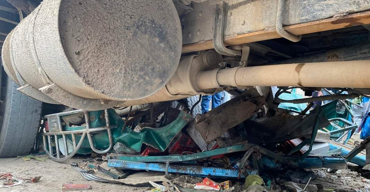 ট্রাকচাপায় পিষ্ট অটোরিকশা, দৌড়ে প্রাণে বাঁচলেন চালক