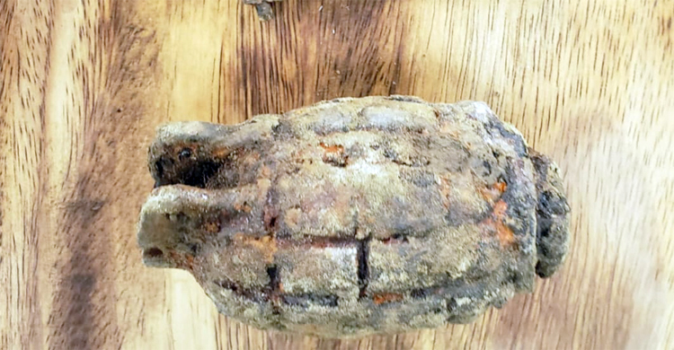 গুপ্তধন ভেবে পরিত্যক্ত গ্রেনেড ভাঙার চেষ্টা