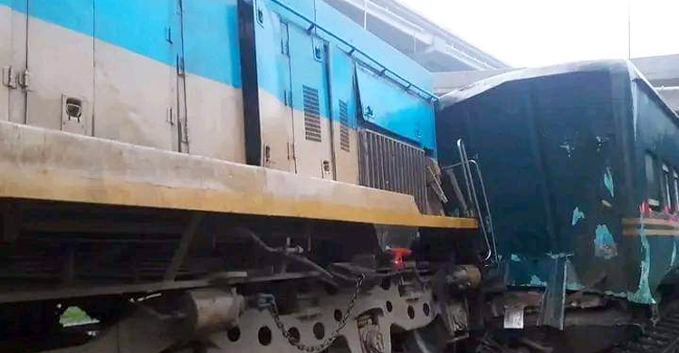 ট্রেনে ক্রেনের আঘাত: ঢাকার সঙ্গে সারাদেশের রেল যোগাযোগ বন্ধ