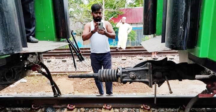 ২ বগি বিচ্ছিন্ন, দেড় ঘণ্টা পর ছেড়ে গেলো সুবর্ণ এক্সপ্রেস