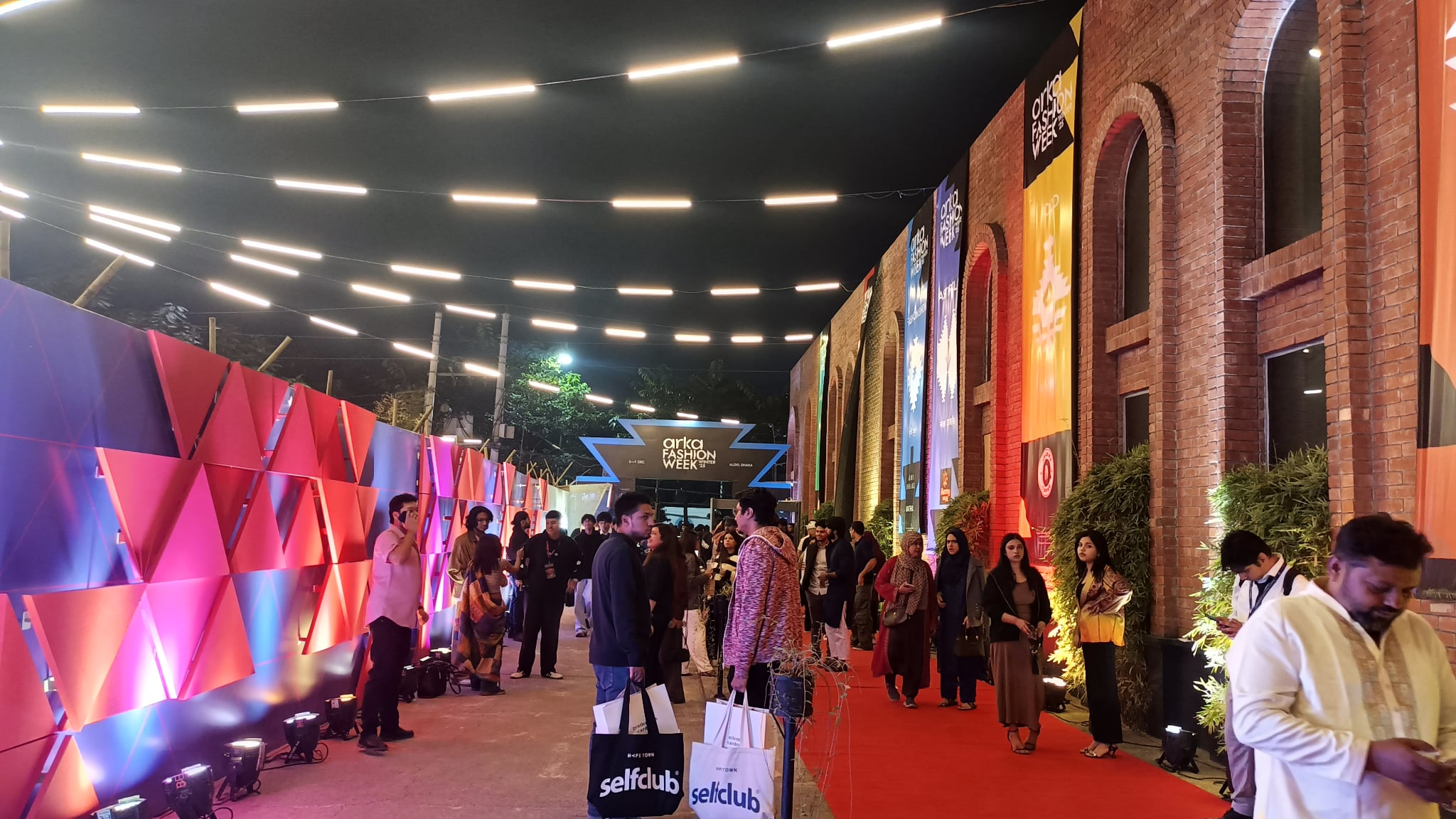 তরুণ সৃজনশীলতার ঝলক প্রথম দিনে