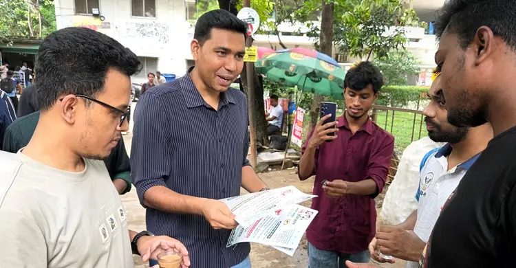 ডেঙ্গু প্রতিরোধে সচেতনতামূলক লিফলেট বিতরণ