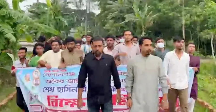 মিছিলে ছাত্রলীগের স্লোগান ‘শেখ হাসিনা আসবে, বাংলাদেশ হাসবে’