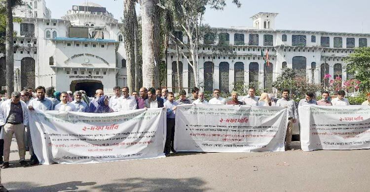 আন্দোলনরত বিসিএস চিকিৎসকদের কর্মসূচি স্থগিত