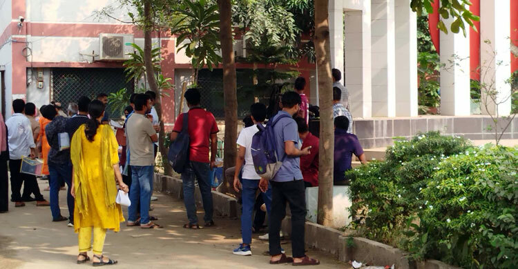 ৪৭তম বিসিএস প্রিলি: কেন্দ্রে প্রবেশ করছেন পরীক্ষার্থীরা