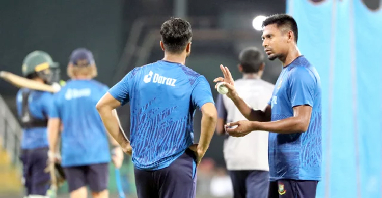 আকাশ দেখে একাদশ, ৩ নাকি ২ পেসার?