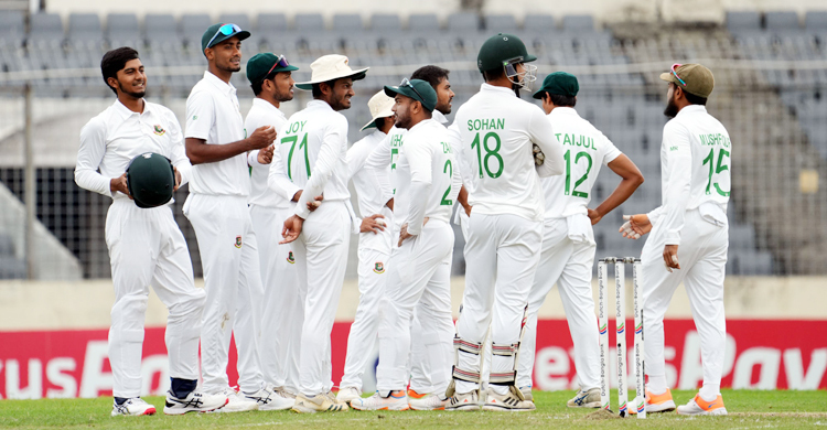 আলোক স্বল্পতায় আগেভাগেই শেষ তৃতীয় দিনের খেলা