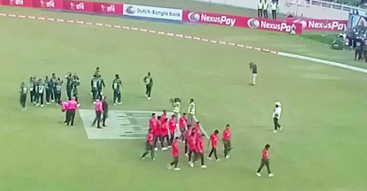 মিরপুরে গাওয়া হলো না জাতীয় সঙ্গীত, পতাকা অর্ধনমিত