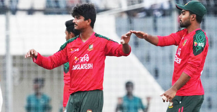 শুরুতেই পাকিস্তানকে চেপে ধরেছে বাংলাদেশ
