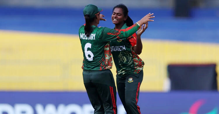 প্রথম ওভারেই জোড়া বোল্ড মারুফার, চাপে পাকিস্তান