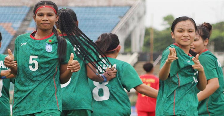 নারী ফুটবল: টেবিলে বিদ্রোহ, মাঠে ইতিহাস