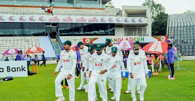 রিজওয়ানকে ফেরালেন তাইজুল, লিড পাবে বাংলাদেশ?