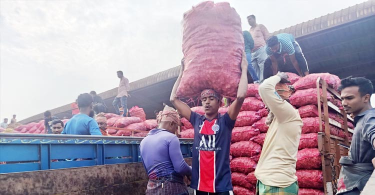 পণ্য আটকা পড়লে ডেমারেজ গুনতেই চলে যায় কয়েক চালানের লাভ