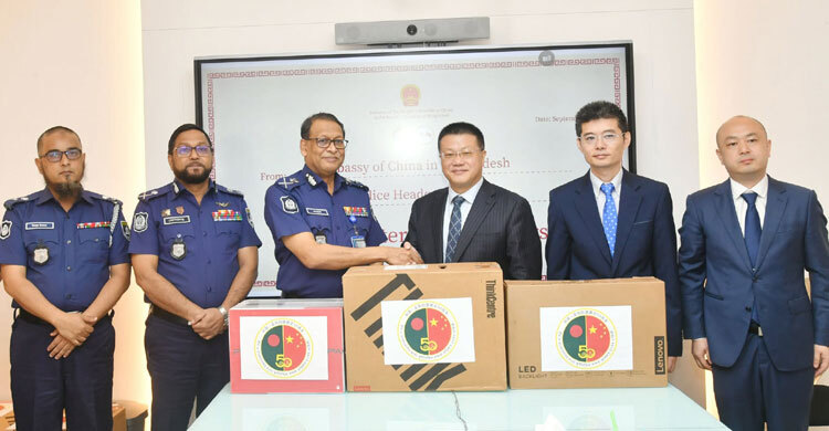 বাংলাদেশ পুলিশকে চীন দূতাবাসের কম্পিউটার ও প্রিন্টার উপহার