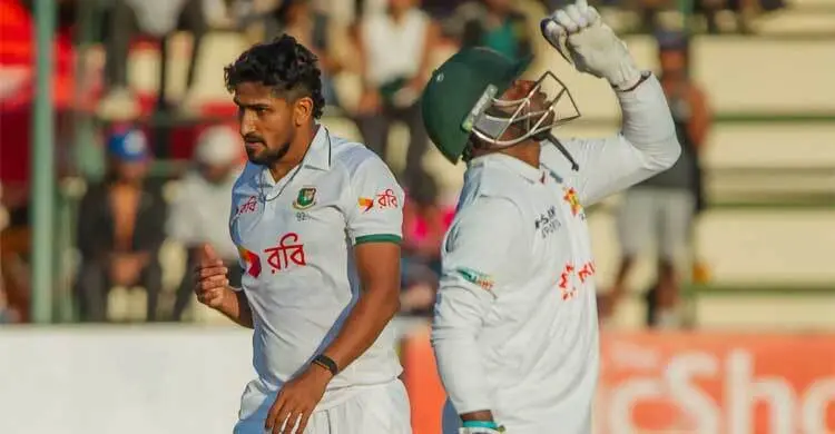 জিম্বাবুয়ে ব্যাট করতে নামতেই উইকেট হয়ে গেলো ব্যাটিং বান্ধব