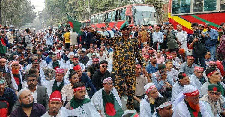 বিডিআরের পুরোনো পোশাকে আন্দোলনে সাবেক সদস্য