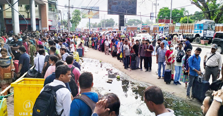 ঈদের ছুটিতে ভারতে যাওয়ার ভিড়ে সরগরম বেনাপোল চেকপোস্ট