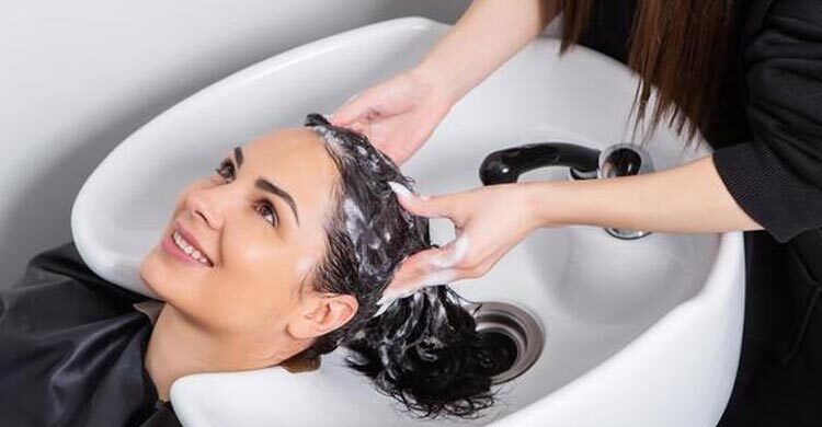 পার্লারে চুল ধুতে গিয়ে হতে পারে স্ট্রোক