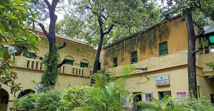 বাঙালি খাবারের খোঁজে পুরান ঢাকার বিউটি বোর্ডিংয়ে