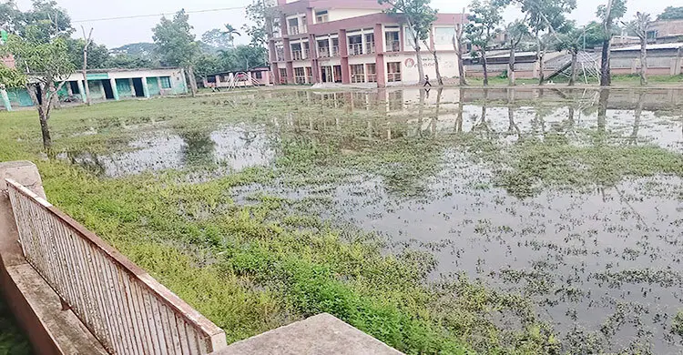 ড্রেন ভরাট করায় পানিবন্দি দুই শিক্ষাপ্রতিষ্ঠানসহ ৪০ পরিবার
