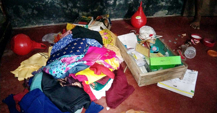 ঘরে ঢুকে চেতনানাশক স্প্রে, ৩ ভরি সোনা লুট