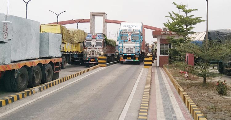 তিনদিনের ছুটি শেষে কর্মচাঞ্চল্য ফিরেছে বেনাপোল বন্দরে