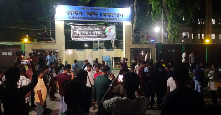 বেনাপোল বন্দরে আটকা পচনশীল পণ্যবাহী অর্ধশতাধিক ট্রাক