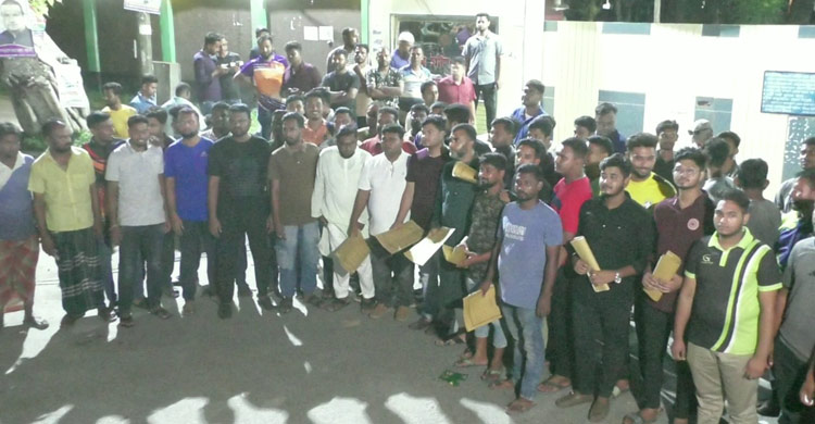 বেনাপোল বন্দরে আটকা পচনশীল পণ্যবাহী অর্ধশতাধিক ট্রাক