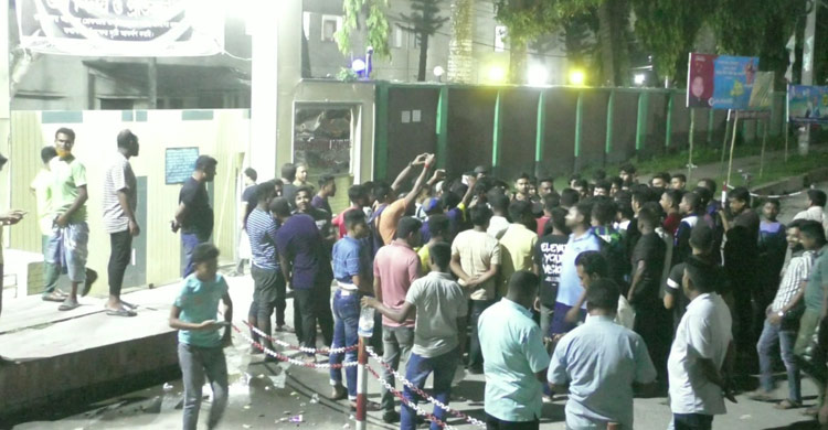 বেনাপোল বন্দরে আটকা পচনশীল পণ্যবাহী অর্ধশতাধিক ট্রাক