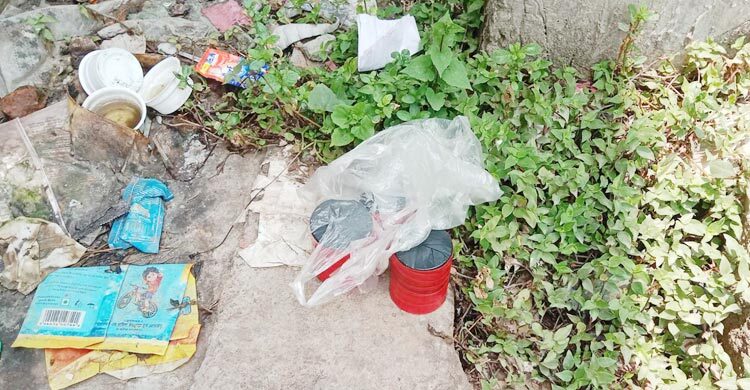 মার্কেটে পাওয়া গেলো পরিত্যক্ত ৩ হাতবোমা