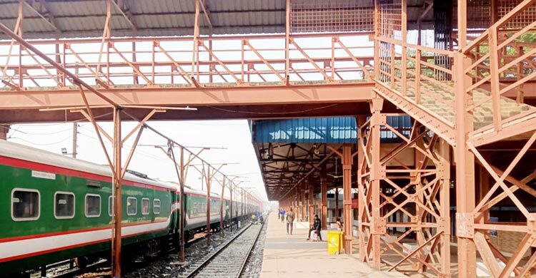 ‘ট্রেন বন্ধ, বাসে খরচ বেশি রাস্তা খারাপ’