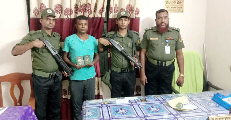 বাংলাদেশি ২০ পাসপোর্টসহ ভারতীয় ট্রাকচালক আটক