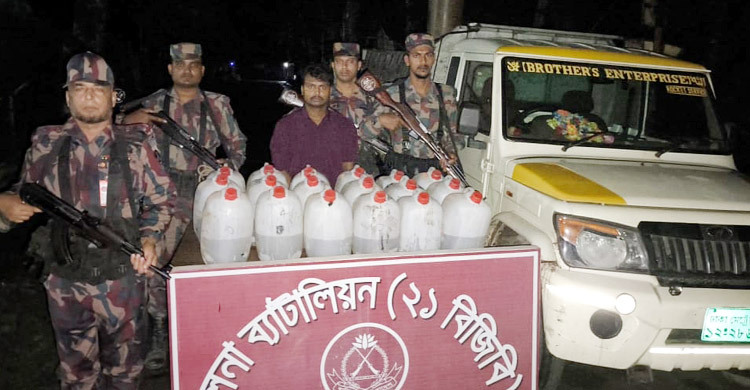 ভারতীয় চিংড়ির রেণু পাচার, যুবক আটক