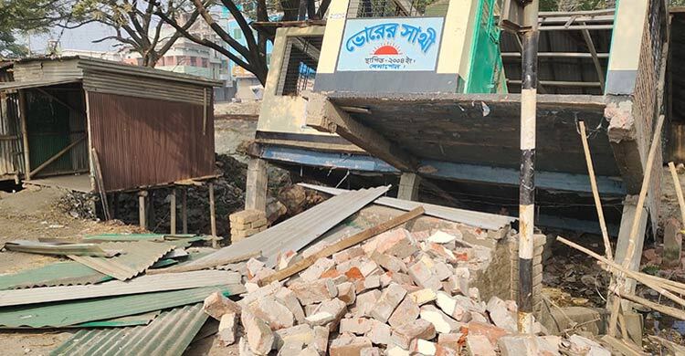 বেনাপোলে রেললাইন সংলগ্ন অবৈধ স্থাপনা ও ঘরবাড়ি উচ্ছেদ