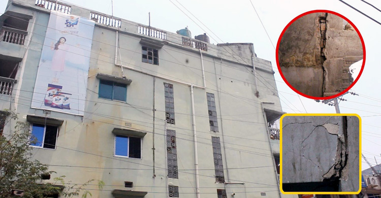 বেনাপোলে হেলে পড়েছে পাঁচতলা ভবন, আতঙ্কে এলাকাবাসী