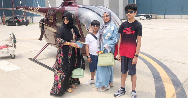 শার্শায় হেলিকপ্টারে বাড়ি ফিরলেন প্রবাসী পরিবার