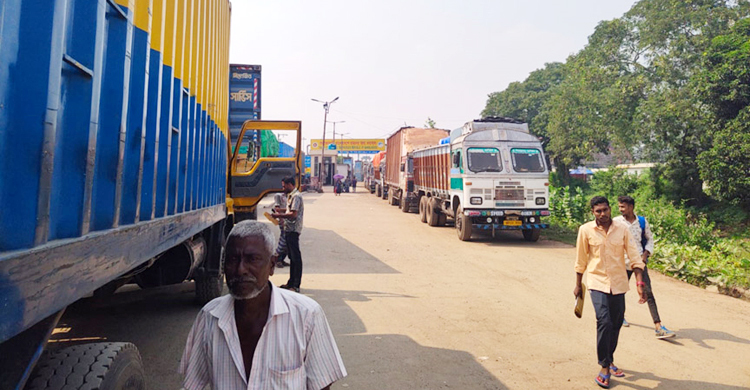 আত্মগোপনে নেতাকর্মীরা, স্বাভাবিক বেনাপোল স্থলবন্দরের কার্যক্রম