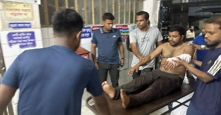 বেনাপাল কাস্টমসের রাজস্ব কর্মকর্তাকে কোপালো দুর্বৃত্তরা