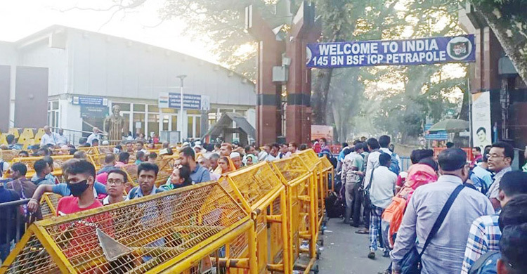 দুর্গাপূজার ছুটিতে বেনাপোলে বেড়েছে ভারতগামী যাত্রীর চাপ